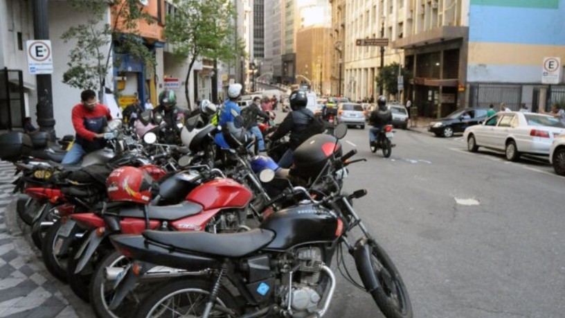 Ampliação de vagas para motocicletas na Área Azul: mobilidade urbana mais eficiente ou solução paliativa?