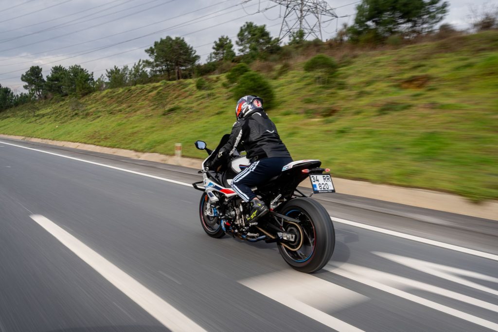 Motocicletas representam 45,38% dos sinistros nas rodovias federais no 1º semestre de 2026 Motociclista trafega por uma rodovia durante o dia.