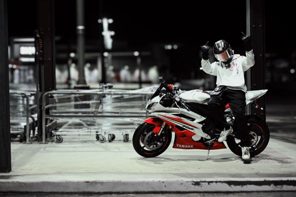 R7 ganha produção em Manaus e série comemorativa de 70 unidades Motociclista equipado sobre uma motocicleta esportiva Yamaha em um ambiente urbano noturno.