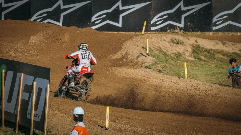 Ducati Desmo450 MX estreia no Brasil com motor de 63,5 cv Piloto de motocross contorna uma curva de pista de terra em alta velocidade.