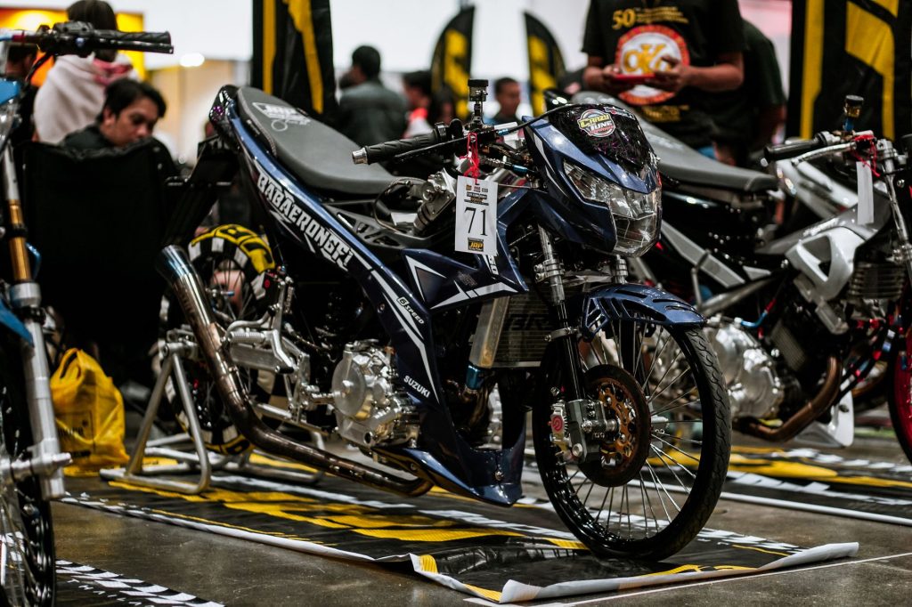Motocicletas customizadas expostas em um pavilhão de evento