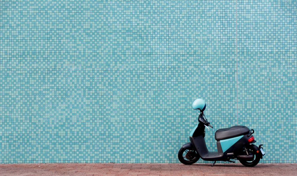 Motocicleta estacionada em ambiente externo, usada como imagem ilustrativa para uma matéria sobre o mercado de motocicletas.